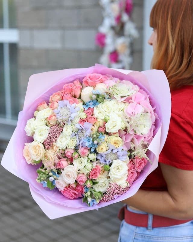 Blanc-rose bouquet avec roses pivoines