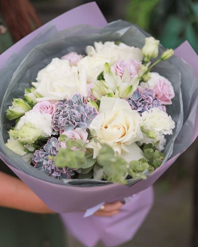 Bouquet de myrtilles avec rose White Ohara
