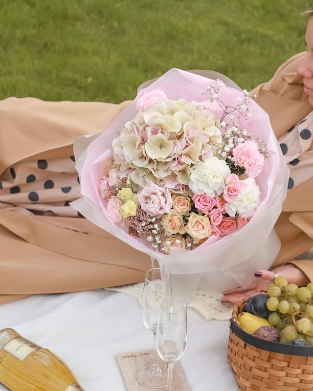 Bouquet aérien de roses buissonnes et d'hortensias