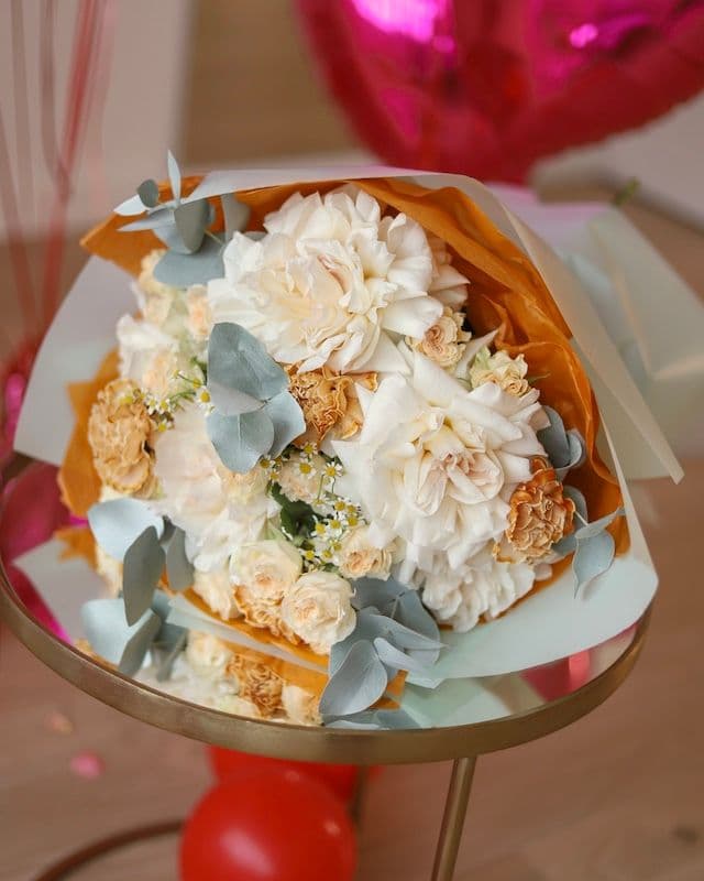 Bouquet chaleureux avec la rose White O'Hara