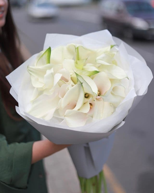 Bouquet élégant de 55 lys calla blancs