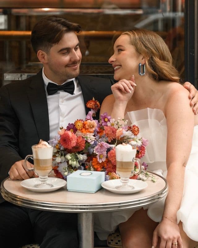 Bouquet de Mariée & Boutonnière d’Automne – Dahlias, Œillets d’Inde & Cosmos