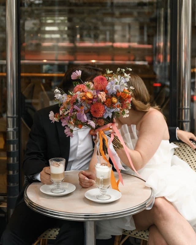 Bouquet de Mariée & Boutonnière d’Automne – Dahlias, Œillets d’Inde & Cosmos
