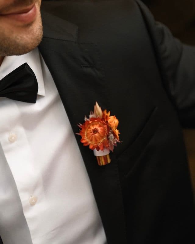 Bouquet de Mariée & Boutonnière d’Automne – Dahlias, Œillets d’Inde & Cosmos