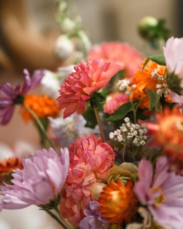 Bouquet de Mariée & Boutonnière d’Automne – Dahlias, Œillets d’Inde & Cosmos