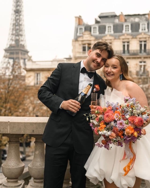 Bouquet de Mariée & Boutonnière d’Automne – Dahlias, Œillets d’Inde & Cosmos