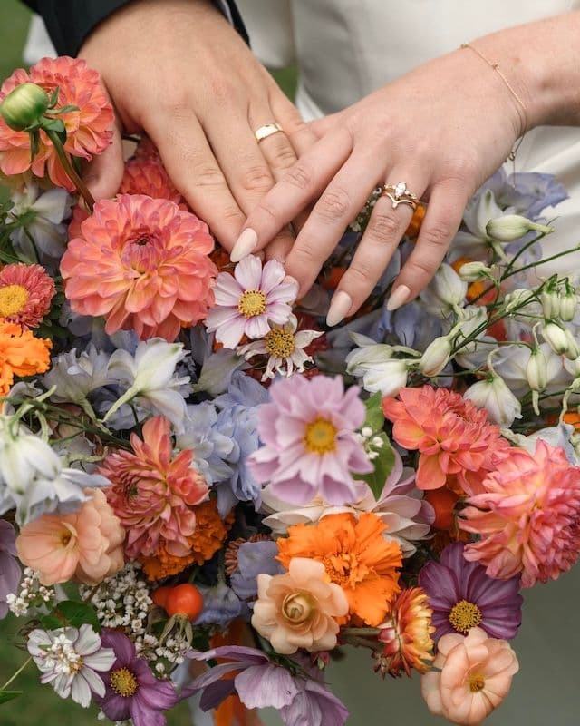 Bouquet de Mariée & Boutonnière d’Automne – Dahlias, Œillets d’Inde & Cosmos