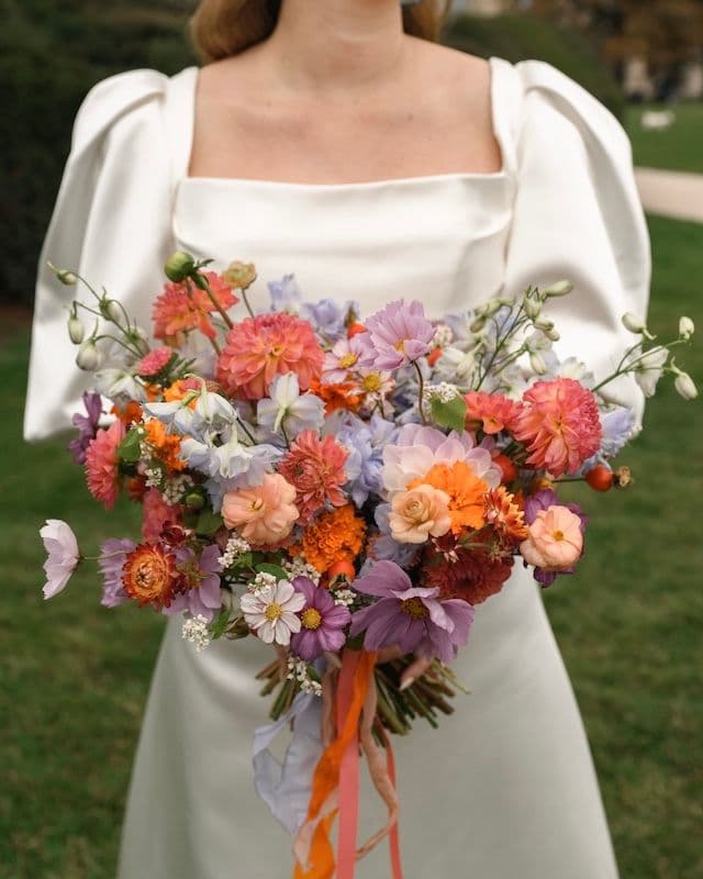 Bouquet de Mariée & Boutonnière d’Automne – Dahlias, Œillets d’Inde & Cosmos