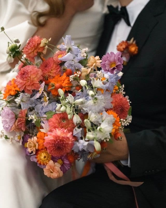 Bouquet de Mariée & Boutonnière d’Automne – Dahlias, Œillets d’Inde & Cosmos