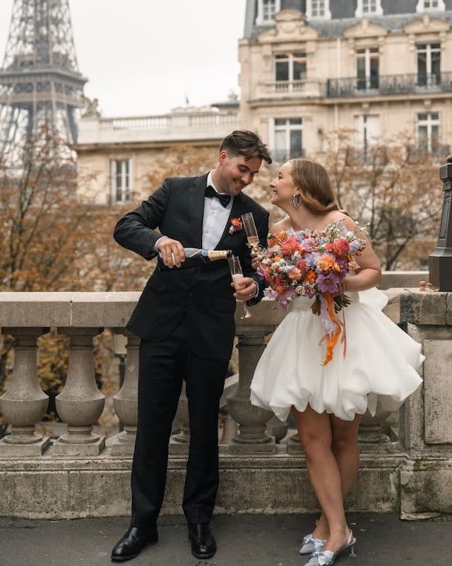 Bouquet de Mariée & Boutonnière d’Automne – Dahlias, Œillets d’Inde & Cosmos