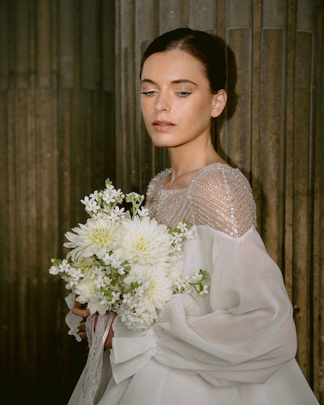 Bouquet de mariée blanc avec dahlias et oxypetalum