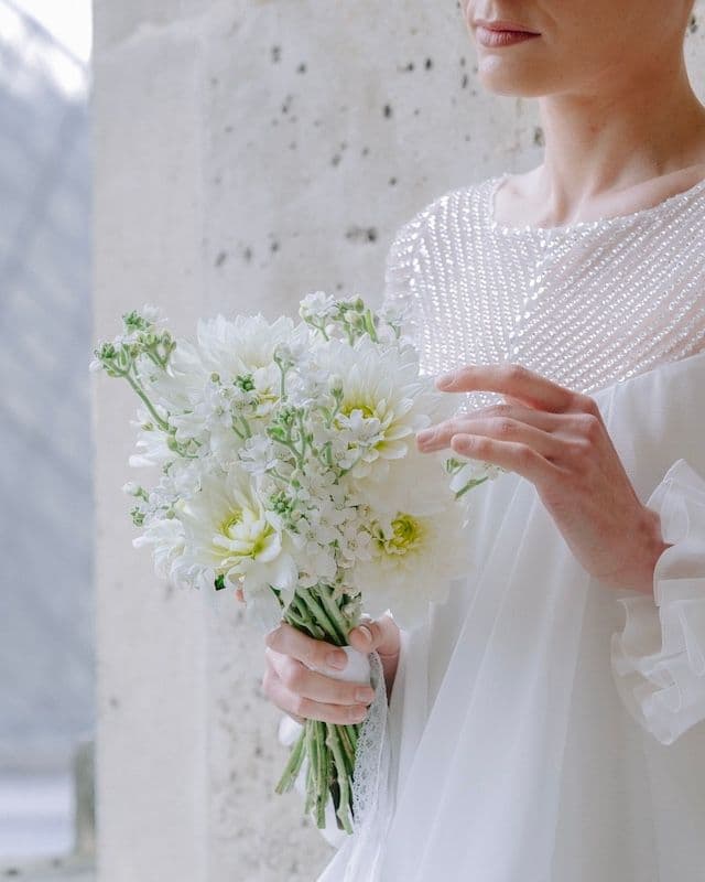 Bouquet de mariée blanc avec dahlias et oxypetalum