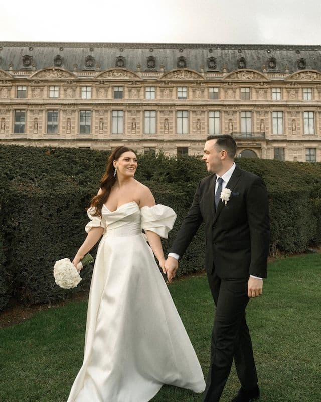 Bouquet Rond de Mariée & Boutonnière – Renoncules, Œillets & Lisianthus