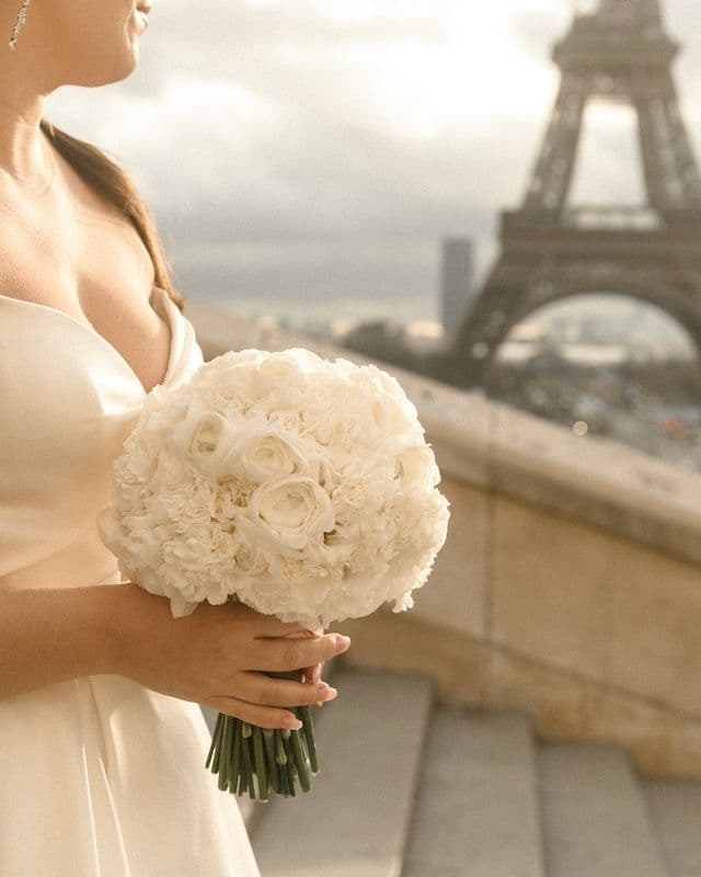Bouquet Rond de Mariée & Boutonnière – Renoncules, Œillets & Lisianthus