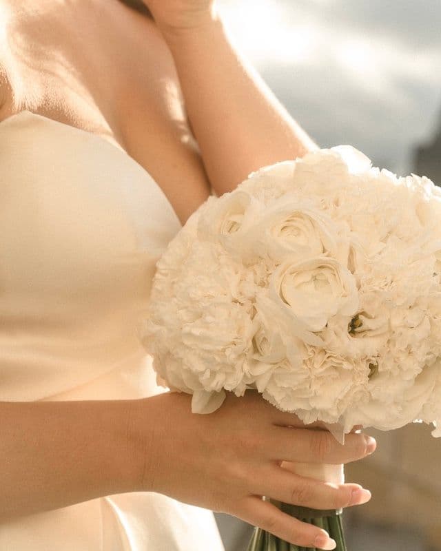 Bouquet Rond de Mariée & Boutonnière – Renoncules, Œillets & Lisianthus