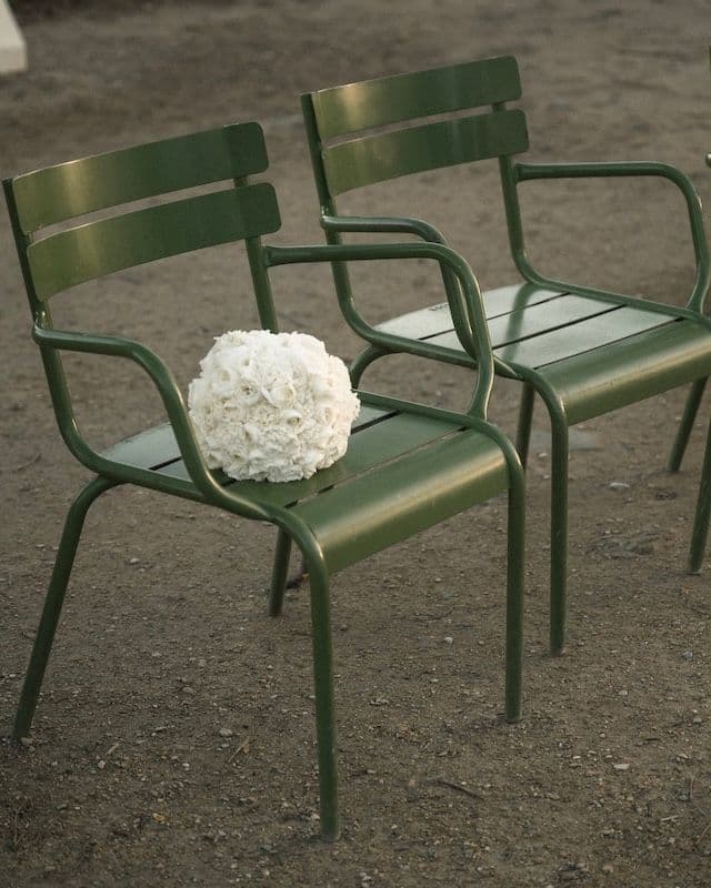 Bouquet Rond de Mariée & Boutonnière – Renoncules, Œillets & Lisianthus