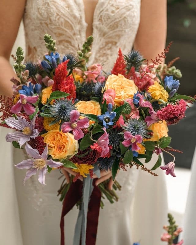 Bouquet de Mariée Coloré à Paris – Clématite & Roses Jaunes