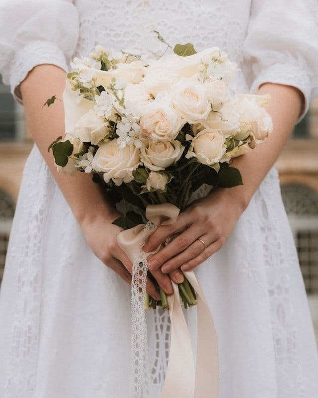 Bouquet de Mariée Blanc à Paris – Callas, Roses Buissonnantes & Oxypetalum