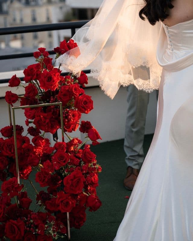 Set de mariage – Deux compositions sur structures métalliques + bouquet de mariée & boutonnière – Roses rouges, œillets & fleurs variées