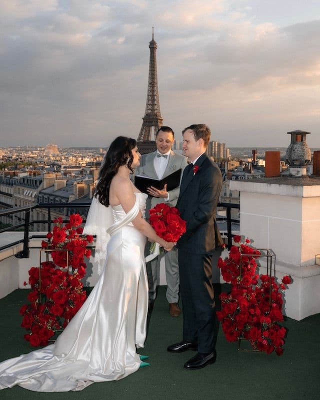 Set de mariage – Deux compositions sur structures métalliques + bouquet de mariée & boutonnière – Roses rouges, œillets & fleurs variées