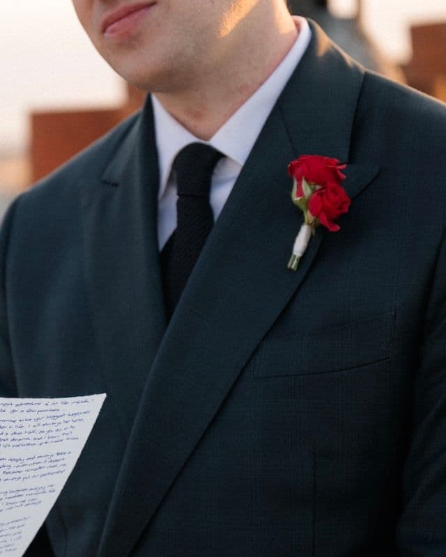 Set de mariage – Deux compositions sur structures métalliques + bouquet de mariée & boutonnière – Roses rouges, œillets & fleurs variées