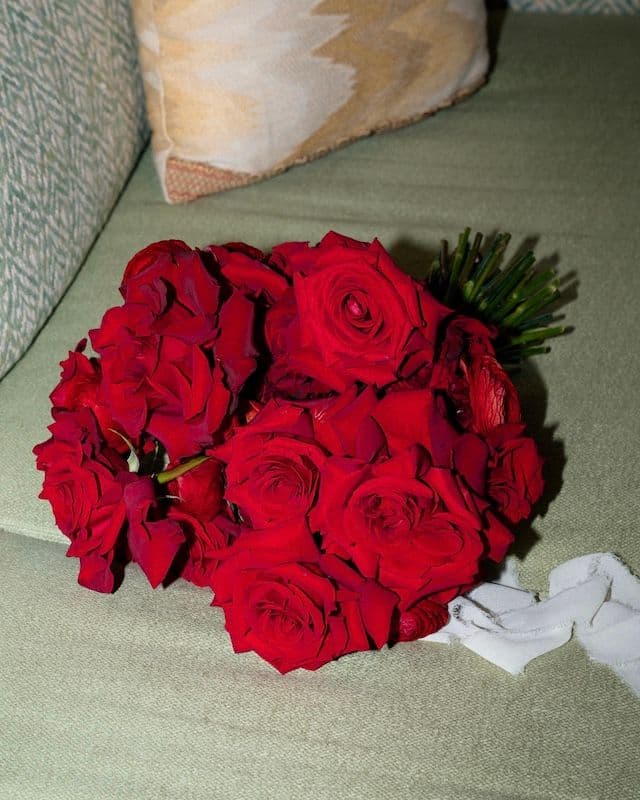 Set de mariage – Deux compositions sur structures métalliques + bouquet de mariée & boutonnière – Roses rouges, œillets & fleurs variées