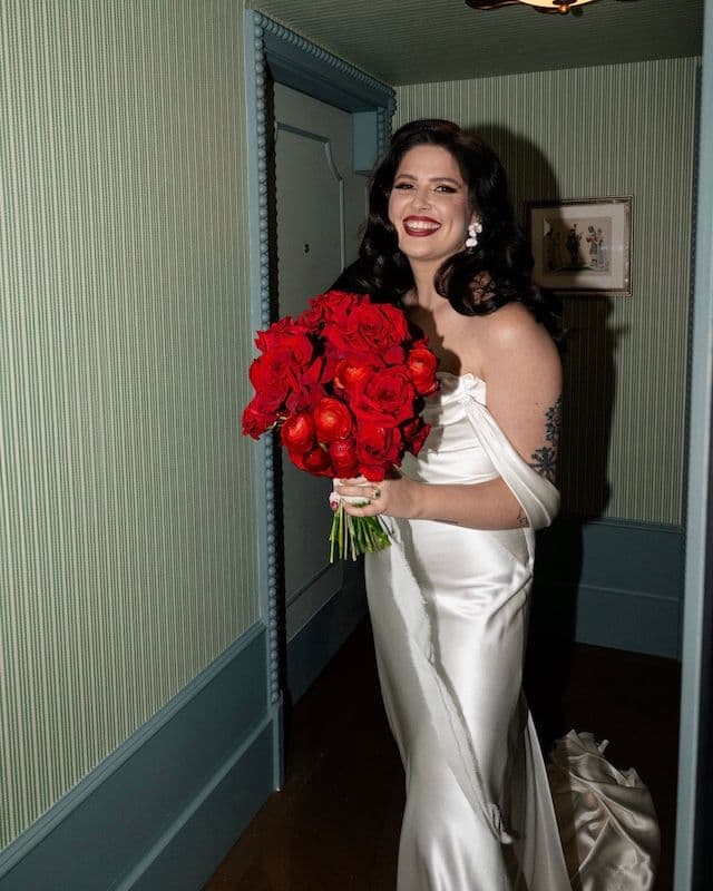 Set de mariage – Deux compositions sur structures métalliques + bouquet de mariée & boutonnière – Roses rouges, œillets & fleurs variées