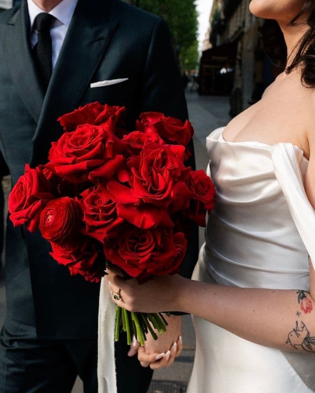 Set de mariage – Deux compositions sur structures métalliques + bouquet de mariée & boutonnière – Roses rouges, œillets & fleurs variées