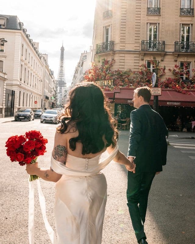 Set de mariage – Deux compositions sur structures métalliques + bouquet de mariée & boutonnière – Roses rouges, œillets & fleurs variées