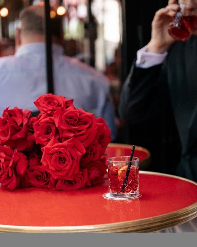 Set de mariage – Deux compositions sur structures métalliques + bouquet de mariée & boutonnière – Roses rouges, œillets & fleurs variées