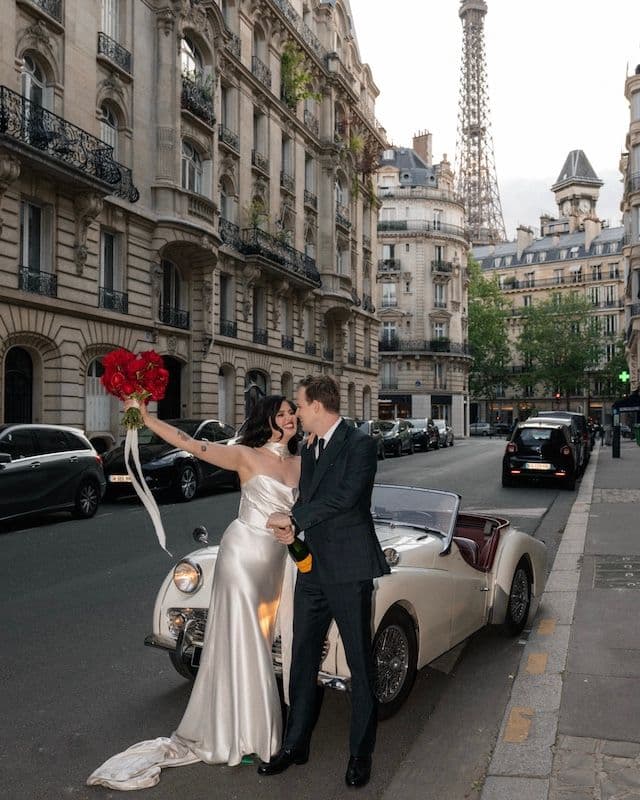 Set de mariage – Deux compositions sur structures métalliques + bouquet de mariée & boutonnière – Roses rouges, œillets & fleurs variées