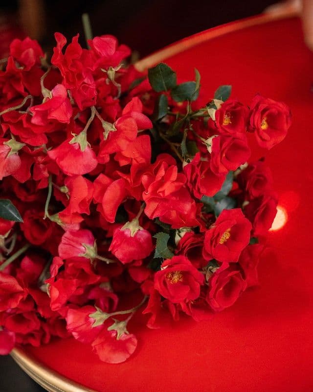 Bouquet de mariée – Palette rouge au style sauvage – Roses branchues & rare lathyrus rouge