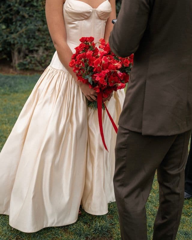 Bouquet de mariée – Palette rouge au style sauvage – Roses branchues & rare lathyrus rouge