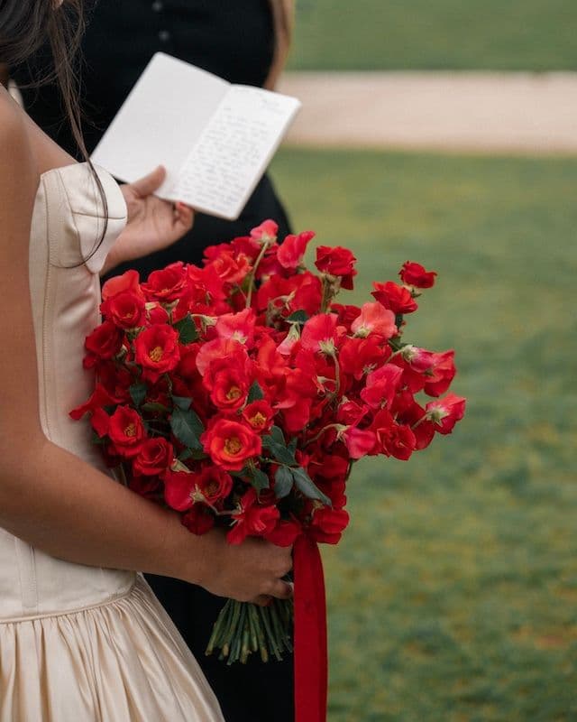 Bouquet de mariée – Palette rouge au style sauvage – Roses branchues & rare lathyrus rouge