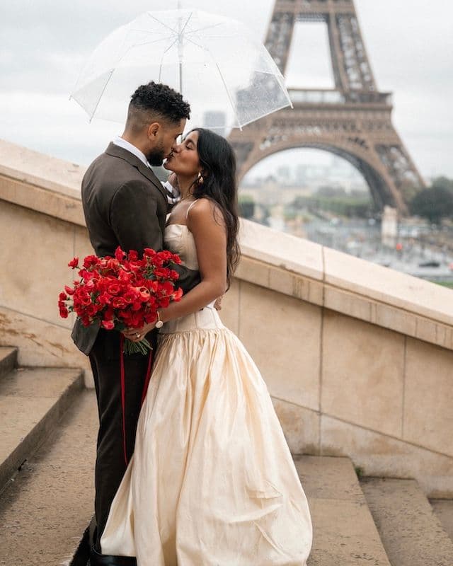 Bouquet de mariée – Palette rouge au style sauvage – Roses branchues & rare lathyrus rouge