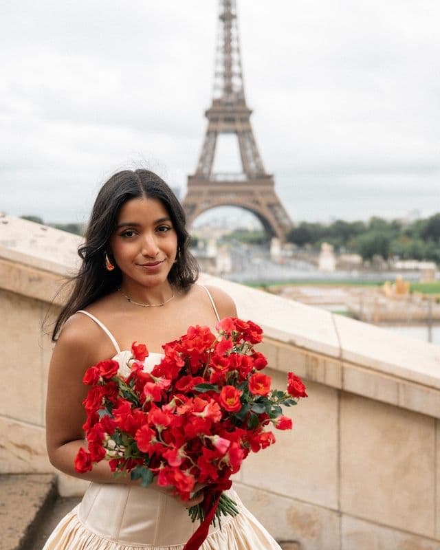 Bouquet de mariée – Palette rouge au style sauvage – Roses branchues & rare lathyrus rouge