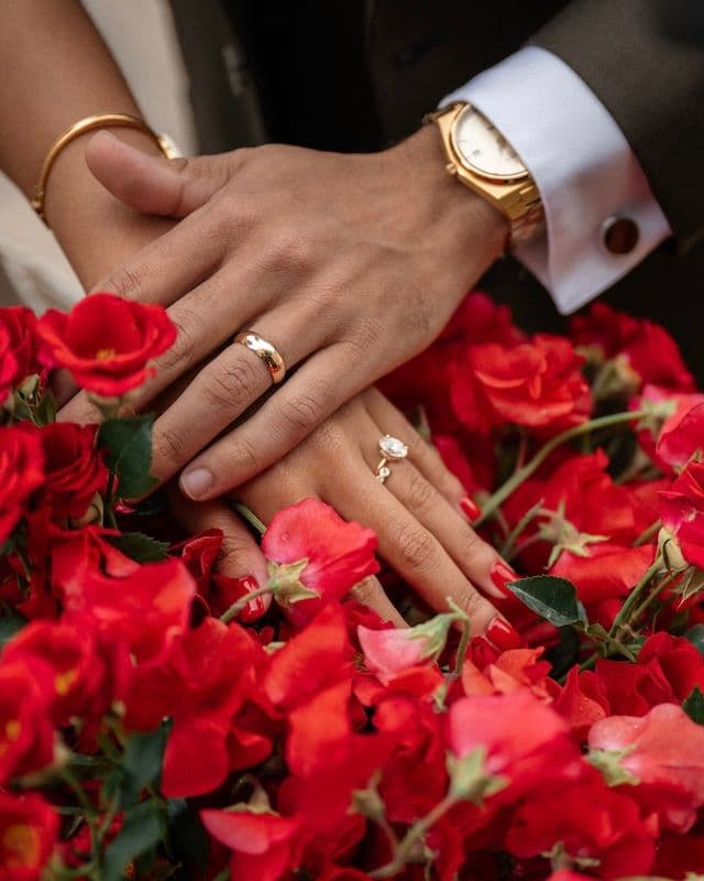 Bouquet de mariée – Palette rouge au style sauvage – Roses branchues & rare lathyrus rouge