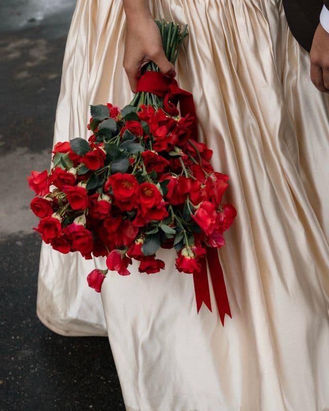 Bouquet de mariée – Palette rouge au style sauvage – Roses branchues & rare lathyrus rouge