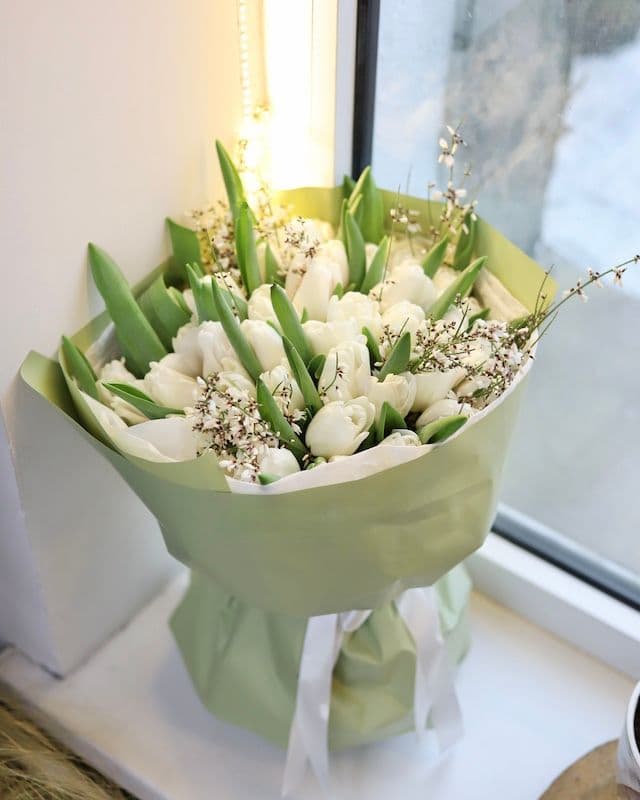 Bouquet de printemps de tulipes blanches et de genêt