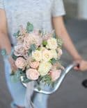 Bouquet de Mariée – Roses Rose Poudré, Eucalyptus & Astilbe