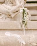 Bouquet de mariée en sac perlé – Orchidée dendrobium et amarante