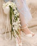 Bouquet de mariée en sac perlé – Orchidée dendrobium et amarante