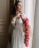 Bouquet de mariée suspendu en style sculptural – Palette rose