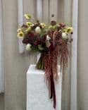 Composition florale automnale dans une riche palette – Tournesols, Dahlias, Panicum