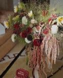 Composition florale automnale dans une riche palette – Tournesols, Dahlias, Panicum
