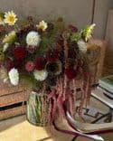 Composition florale automnale dans une riche palette – Tournesols, Dahlias, Panicum