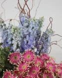 Composition florale moderne et excentrique avec gerberas Pasta roses, delphinium bleu, eucalyptus