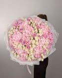 Bouquet généreux d’hortensias et de roses