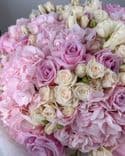 Bouquet généreux d’hortensias et de roses