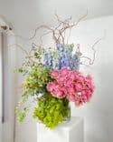 Composition florale moderne et excentrique avec gerberas Pasta roses, delphinium bleu, eucalyptus